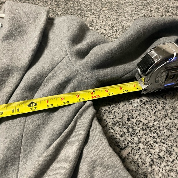 Sophisticated Gray Trench Coat with Wool-Like Texture - Picture 9 of 10